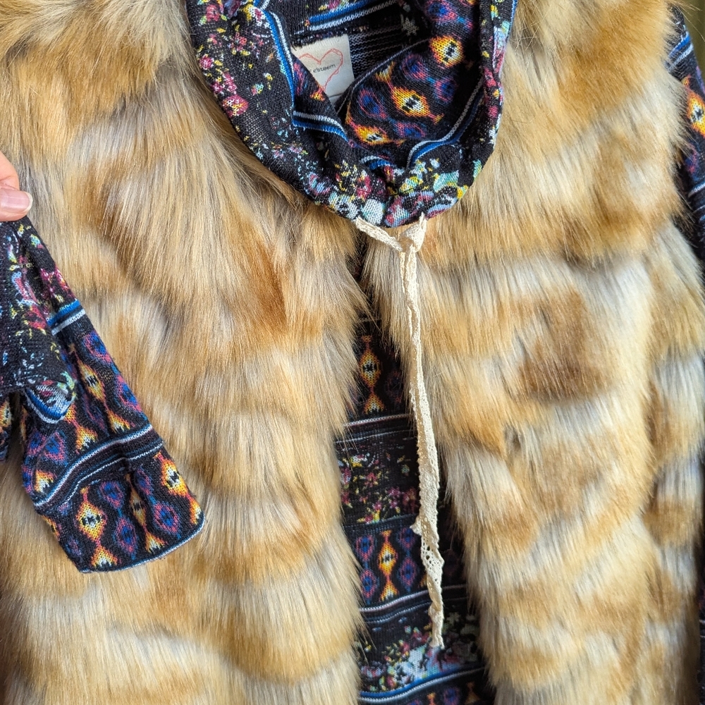 Forever 21 Faux Fur Vest Size Small + Free shirt